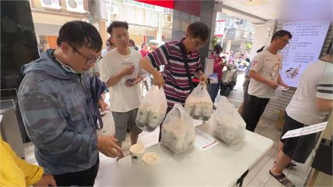 歡慶43週年！　高雄知名奶茶買１送１　民眾頂豔陽排隊搶購「買好買滿」