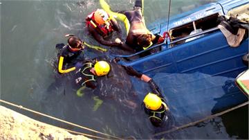 藍色廂型車衝入漁港 救出50歲駕駛送醫搶救
