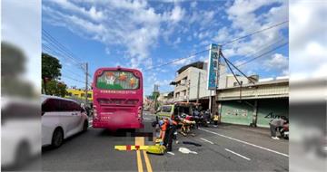 女警停等紅燈遭追撞倒地！遊覽車輾過命喪輪下　同袍錯愕不捨
