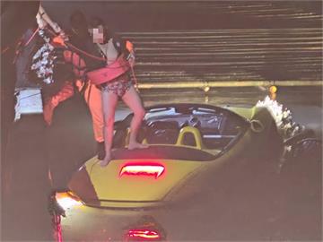 出事了！敞篷保時捷「墜港」　男駕駛無助站車上等待救援