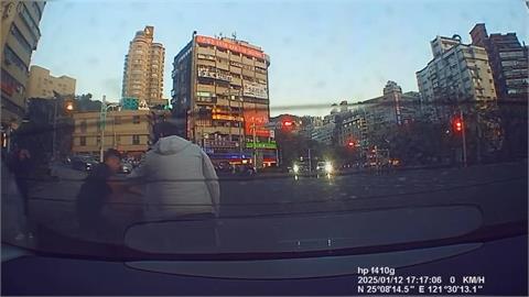 駕駛下車阻擋「瑞士刀攻擊」踹對方　遭起訴傷害罪！男控不合理