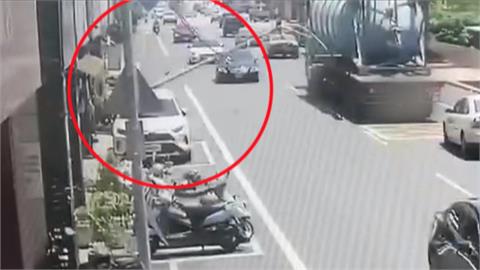 驚！　曳引車載運水泥槽勾電纜線　燈桿折腰倒下幸未無人傷