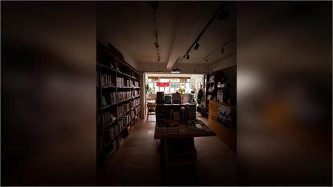 快新聞／香港獨立書店末日　「留下書舍」最後營業日港民排隊買書