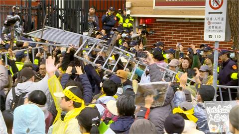 場外青鳥群情激憤欲闖立院！　高喊「停止開會、退回惡法」