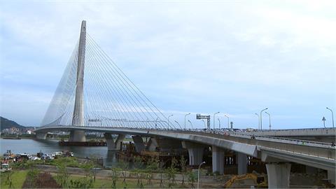 全球最大斜張橋! 淡江大橋通車首日「下班時段湧車潮」