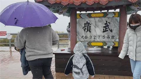 追雪！合歡山塞爆 雨夾帶冰霰　遊客仍驚喜