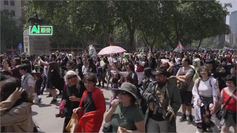 智利聖地牙哥殭屍大遊行　全家變裝街頭嗨翻！