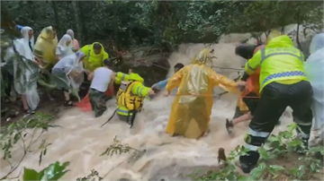 颱風哈格比重創浙江 有車卡洪水中 還有女子被強風吹走身亡 