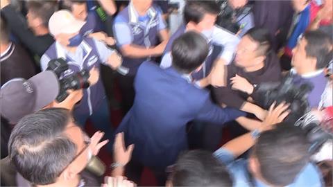 國會改革法案闖關衝突　鍾佳濱、謝龍介多次扭打二度摔倒