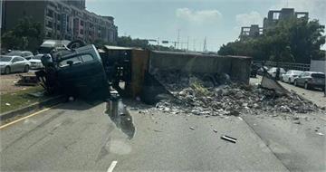 台中向上路再傳車禍　砂石車自撞翻覆「橫躺3車道漏油」全線封閉