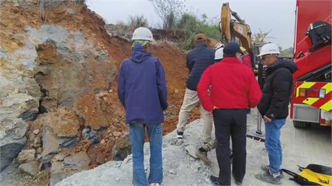 快新聞／驚！苗栗工人慘遭邊坡土石活埋3公尺　現場搶救中