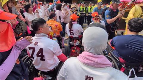 「輪椅特攻隊」跟隨白沙屯媽祖進香　用手推完這條朝聖路