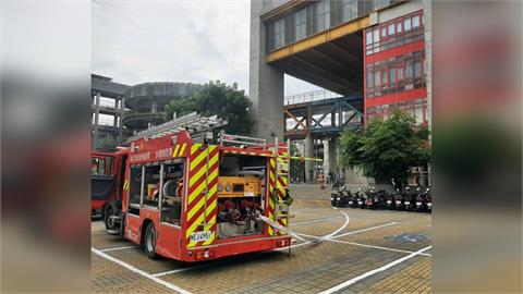 快新聞/板橋大觀國中禮堂失火!辦公室雜物突冒火 消防18車36人急灌救