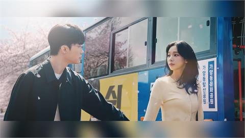 Faker、卡寶夢幻聯動！告白抓手樣樣來　全網暴動：不知道該羨慕誰了。（圖／翻攝自Google Play Korea官方YouTube頻道）