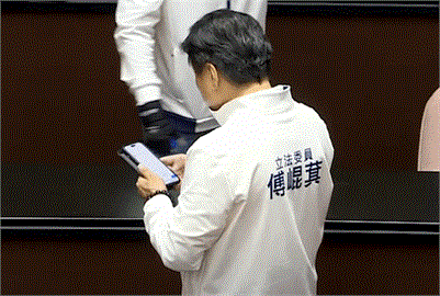 影／國民黨霸佔主席台…傅崐萁「躲角落疑傳微信」！網傻：急著跟中國報告？