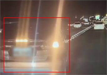 【有片】扯!國1五楊高架小客車「卡在路中」硬切車道 最高可罰3萬6