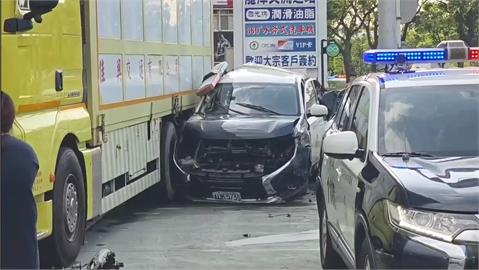 快新聞／桃園爆驚險警匪追逐戰　毒犯拒檢衝撞警車！3警掛彩