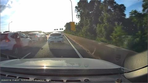 怪！小客貨車追撞計程車　2男下車竟翻護欄落跑