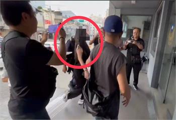 長髮女超商撒潑摔酒瓶+噴啤酒　網友拳頭硬了：沒家教不要出門