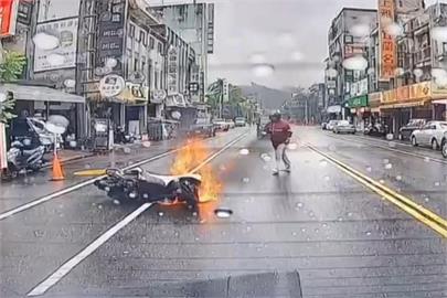 快新聞／碰！礁溪1機車打滑自摔「起火燃燒」　車輛「只剩骨架」畫面曝光