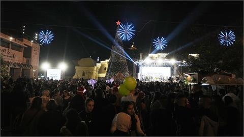 睽違兩年！伯利恆昨晚再度點亮巨型耶誕樹　祈願和平降臨