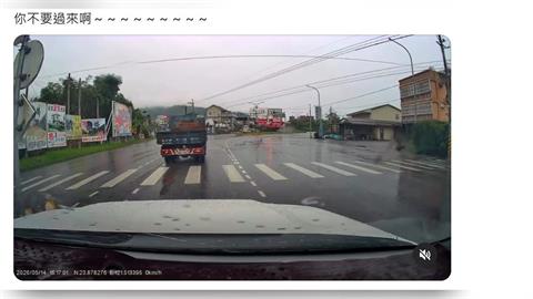 天雨路滑! 花蓮小貨車過彎打滑 路口"180度大甩尾"煞停