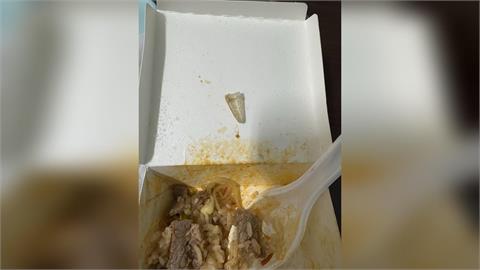 噁心加料！黃燜雞米飯驚見「水晶指甲」　民眾險吞下肚
