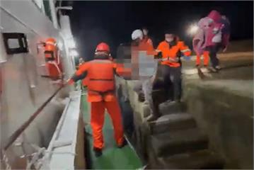 跌倒頭有外傷及左側耳漏　海巡艇緊急接駁50歲男後送就醫