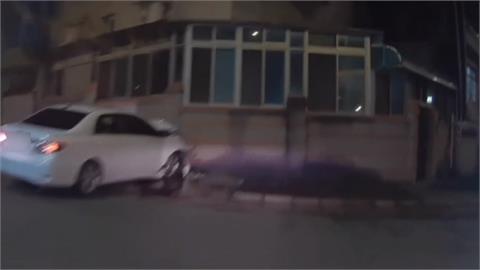 玩命？未成年載同事拒檢飆　被警開槍自撞民宅