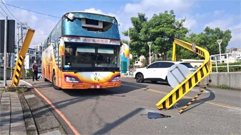 不熟路況！遊覽車闖涵洞撞斷限高桿　交通一度塞車