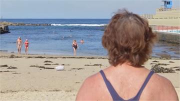 游泳是防疫最佳良藥！77歲澳洲泳客解封衝海灘