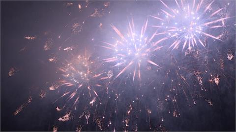 112年國慶焰火台中中央公園試放　5分鐘逾1500發繽紛花火秀點亮夜空