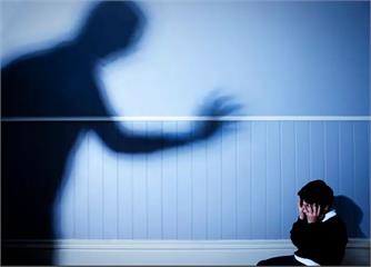 無良繼父虐打同居人幼女 逼吞馬桶水舔屎喝尿僅輕判10月徒刑