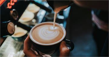 每天喝拿鐵卻皮膚癢、狂冒痘? 醫點名「2成分」恐是發炎元兇