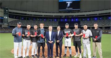 抗韓成功！富邦悍將球團豪發240萬獎金　張育成、張奕、曾峻岳各拿50萬