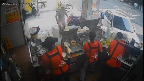 獨家！誤踩油門？高雄79歲駕駛衝撞鍋貼店　2人受傷送醫無大礙