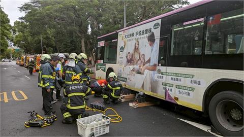北市醫「小跑步過馬路」遭公車輾斃！畫面曝光網嘆「沒防衛性步行」