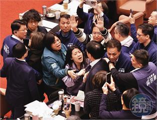 【大罷免藍綠出招2】罷免案從社群燒到連署站　深藍選區爆棚原因曝光