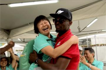 Say good bye！選手村志工、選手相擁道別