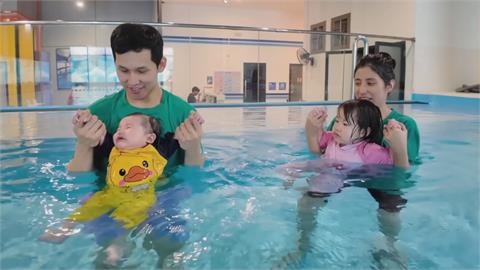 大馬網紅帶7個月大兒學游泳　「這態度」讓老婆哭笑不得：和女兒待遇不同