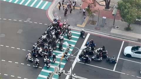 機車騎士注意！兩段式左轉「騎這車道算違規」最高噴1800元…正確騎法曝光