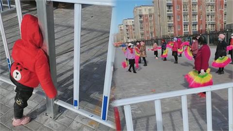 堅持要跳廣場舞！中國大媽將孫子「綁在欄杆上」　路人心疼：孩子冷到大哭