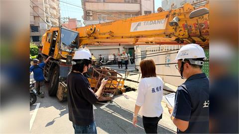 快新聞／中和驚現巨型天坑！自來水管破裂　大型工程車陷落受困