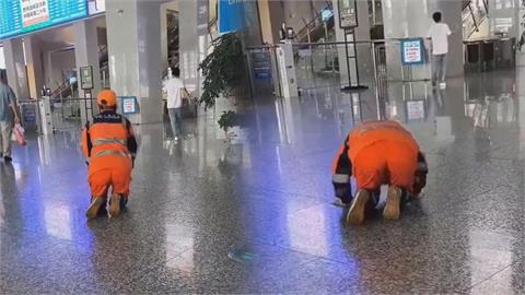 中國清潔員弄髒旅客衣服　1件事談不攏「突下跪磕頭」