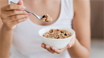 吃燕麥片好處不只減重？ 研究：2物質助腸道菌「重開機」，壞膽固醇竟降低10%