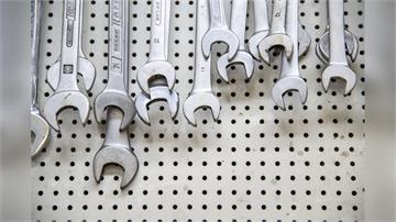 已婚校長、副校長竟「激戰同1名女師」！他氣炸用「扳手偷襲」狂K後腦勺