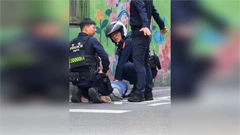 過年心情鬱悶？板橋醉漢手持菜刀逛大街　遭警壓制強制送醫