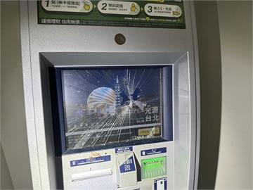 快新聞／桃園男等不到退卡火大砸ATM！ 螢幕碎裂他下場慘了
