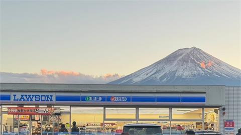 日本LAWSON「被黑布覆蓋」沒在怕？觀光客曝「這座橋」也能拍富士山