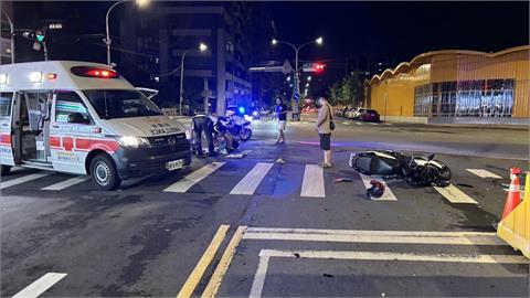 快新聞／暗夜闖紅燈！新北中和1機車高速撞轎車「原地起飛」重摔在地　奇蹟僅受輕傷
